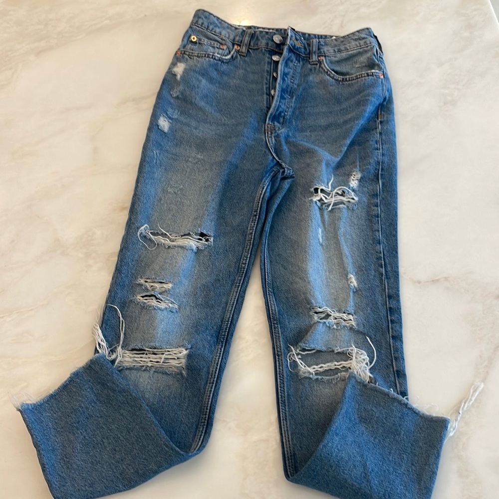 Brand New Womens’ H&M Divided Straight Legged Button Down Distressed Jeans- Sz 4